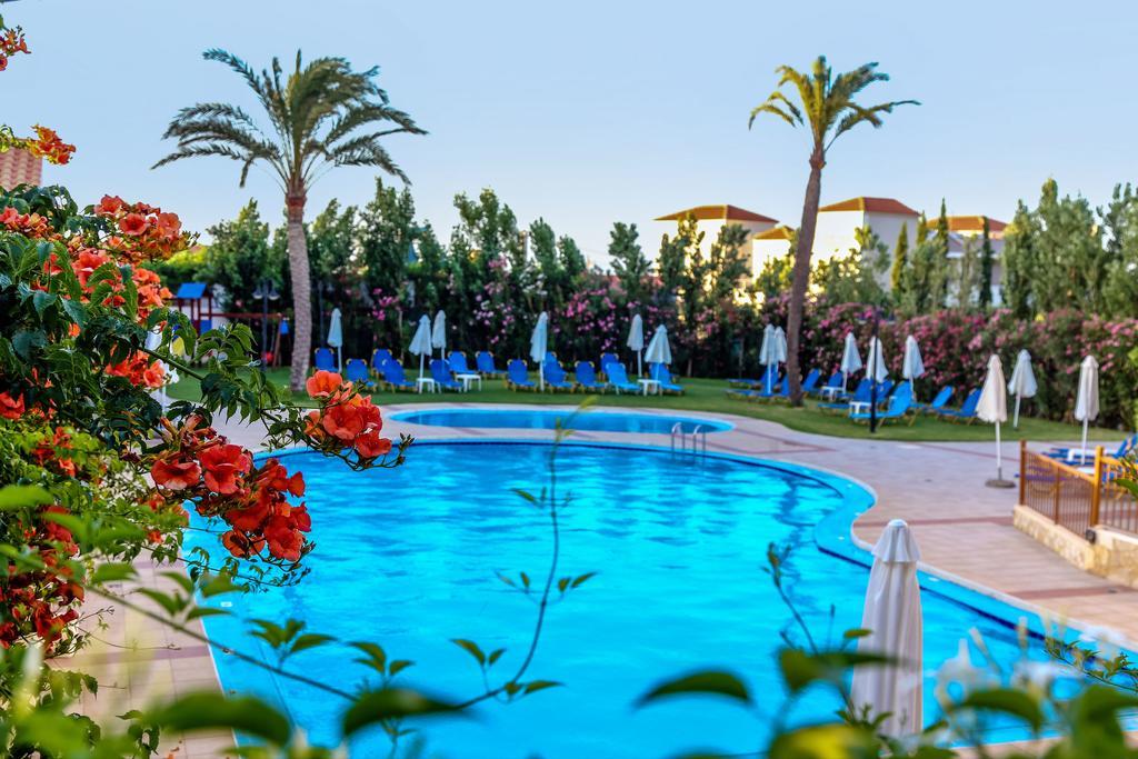 Adelais Hotel Tavronitis エクステリア 写真