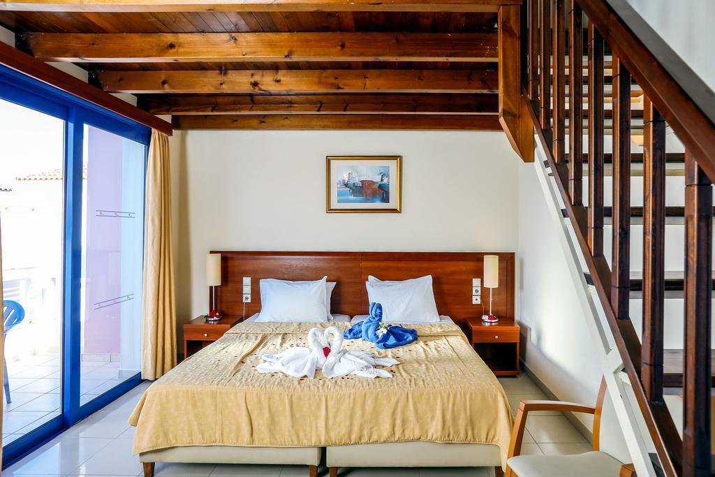 Adelais Hotel Tavronitis エクステリア 写真
