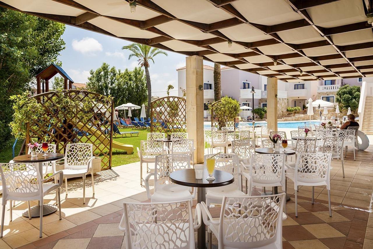 Adelais Hotel Tavronitis エクステリア 写真