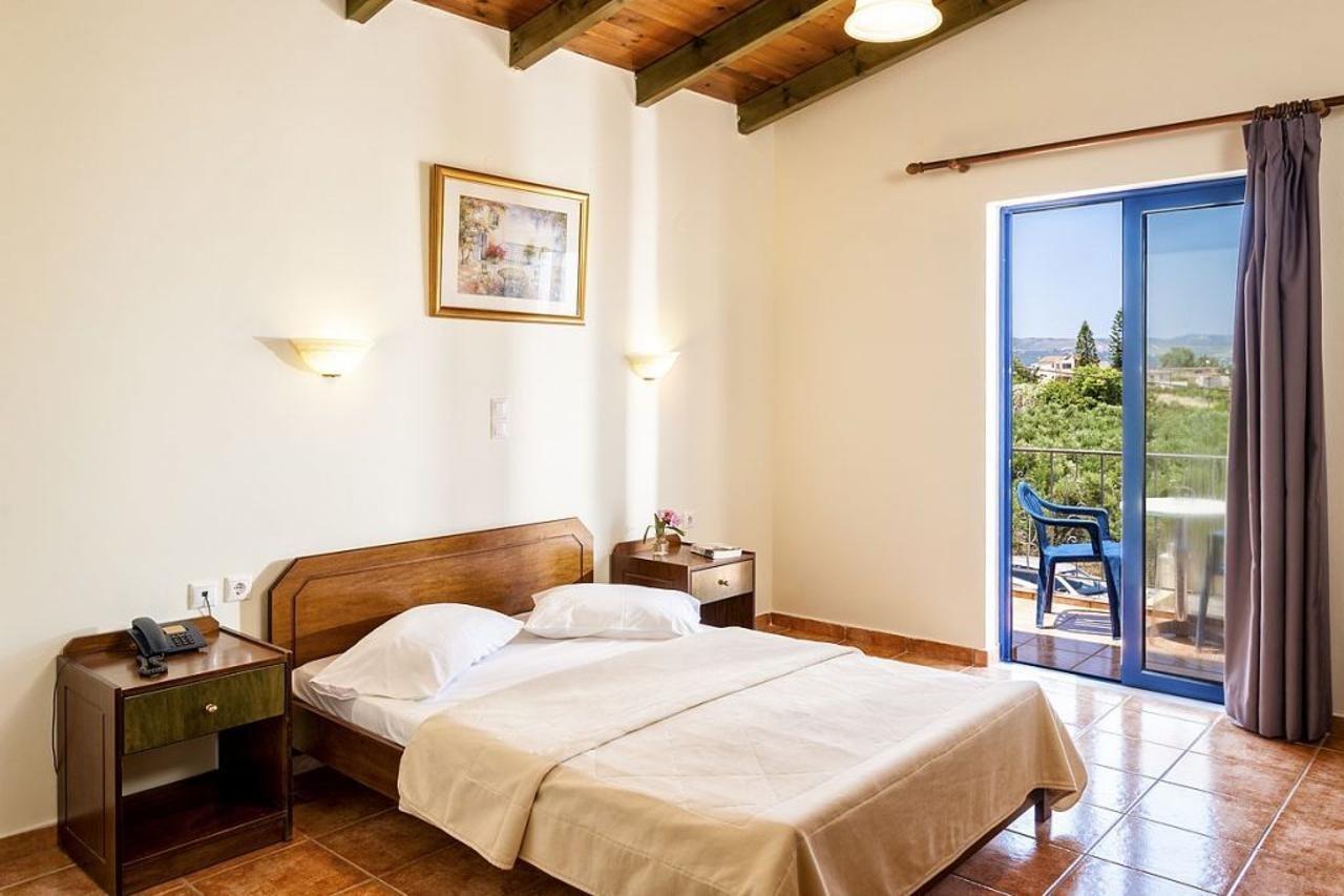 Adelais Hotel Tavronitis エクステリア 写真