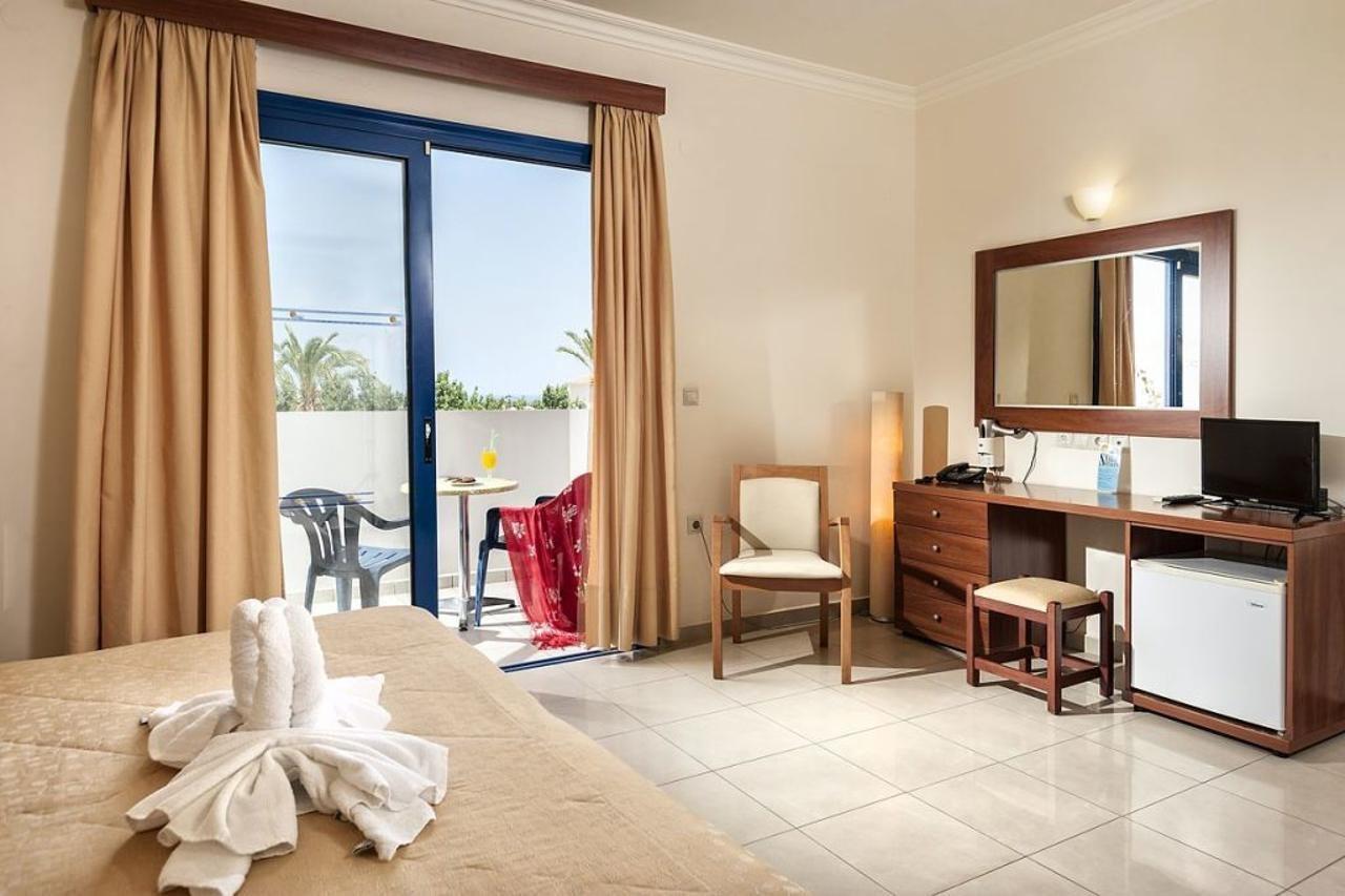 Adelais Hotel Tavronitis エクステリア 写真