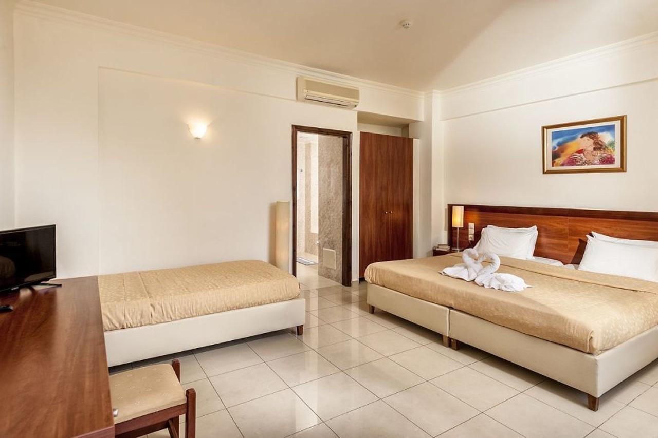 Adelais Hotel Tavronitis エクステリア 写真