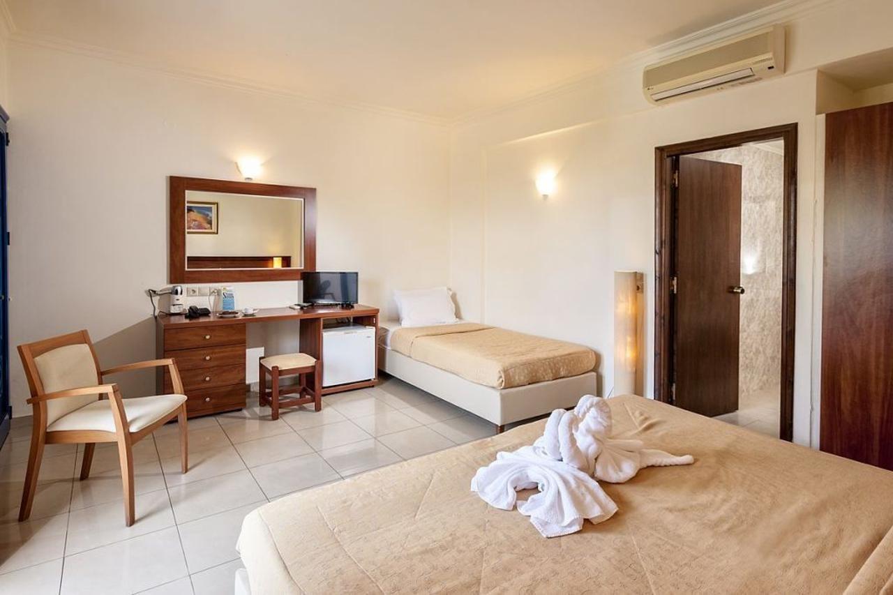 Adelais Hotel Tavronitis エクステリア 写真