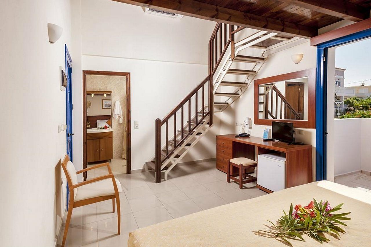 Adelais Hotel Tavronitis エクステリア 写真